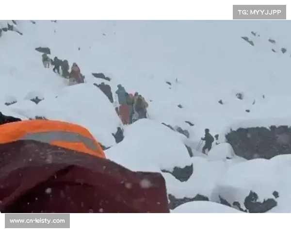 珠峰东坡徒步者因暴雪被困 当地展开紧急大规模救援行动 珠峰东坡徒步者因暴雪被困 当地展开紧急大规模救援行动